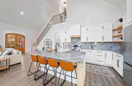Quail Ridge House | Beautiful Spacious New Lakefront Home