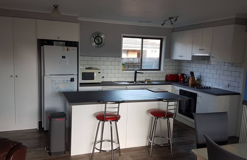 Cowes House | Beautiful spacious pet friendly home next to the ocean.