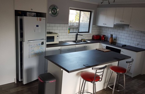 Cowes House | Beautiful spacious pet friendly home next to the ocean.