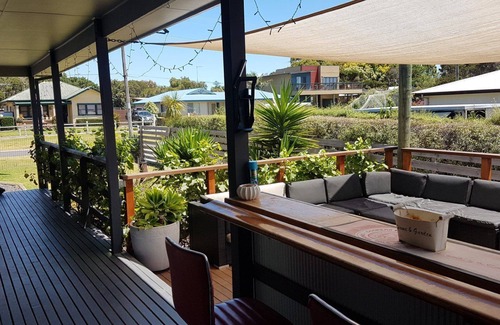 Cowes House | Beautiful spacious pet friendly home next to the ocean.