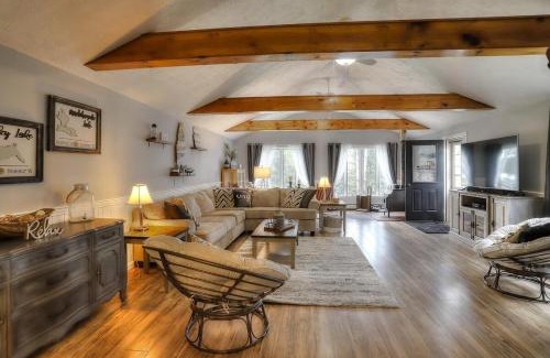 Rangeley House | Beautiful Spacious & Well-Stocked Downtown Home