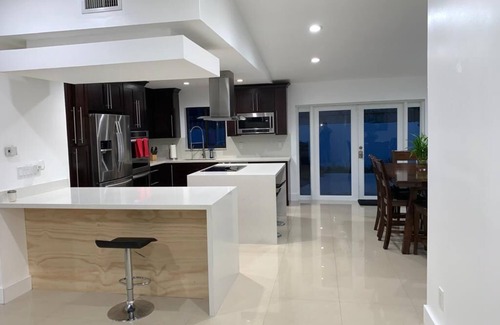 Kendall West House | Beautiful ,Sparkling Clean & comfortable house with a POOL