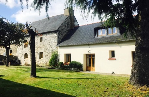Mur-de-Bretagne House | Beautiful stone house on the edge of a gorgeous French village near the lake