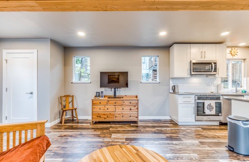 Cascade Locks House | Beautiful storage container home w/Columbia Gorge views & prime location