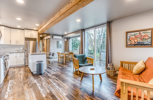 Cascade Locks House | Beautiful storage container home w/Columbia Gorge views & prime location