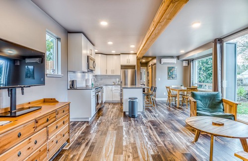 Cascade Locks House | Beautiful storage container home w/Columbia Gorge views & prime location