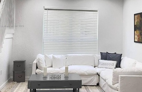 Miramar Apartment | Beautiful Studio apartment (627871) by Houzlet