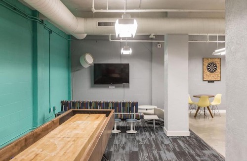 Downtown Des Moines Apartment | Beautiful Studio Downtown with Rooftop and Gym