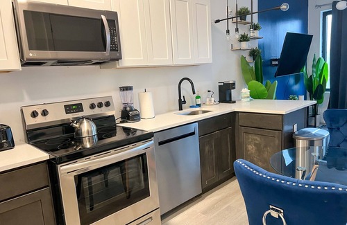 Elizabeth Apartment | Beautiful Studio Near Airport 5039