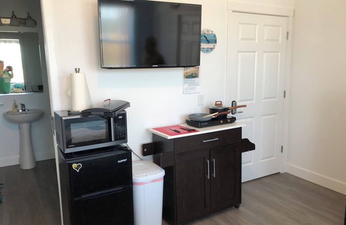 Bandon House | Beautiful suite attached to home with private parking, entrance & beach nearby.