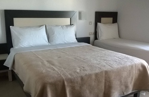 Kamena Vourla House | BEAUTIFUL SUITE IN 3 STAR HOTEL