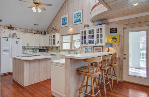 Sullivan's Island House | Beautiful Sullivan’s Island home next to lighthouse - easy walk to beach