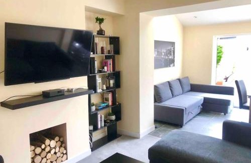 Eltham South House | Beautiful Summer House London V173