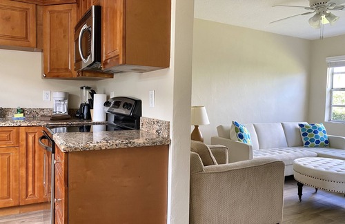 Lantana Apartment | Beautiful Sunny Apartment Steps From Intracoastal and 5min To Beach