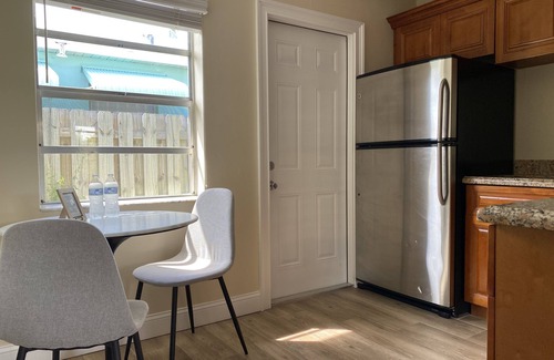 Lantana Apartment | Beautiful Sunny Apartment Steps From Intracoastal and 5min To Beach