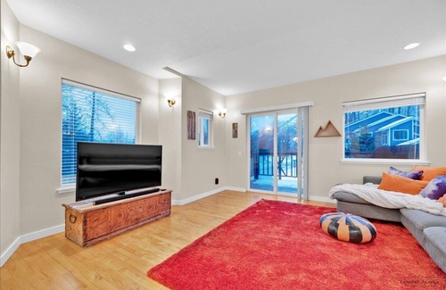 Girdwood House | Beautiful “sunnyside” Girdwood home with Gird to Bird trail at your front door!