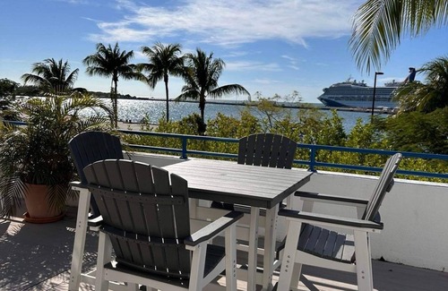 Truman Annex Condo | Beautiful sunsets! Harbour Place, Truman Annex. Walk or bike to everything!