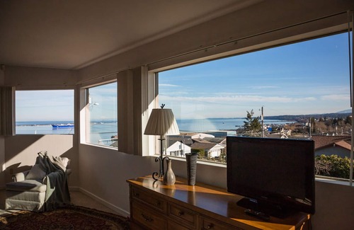 Port Angeles House | Beautiful sweeping views of Olympic Mountains and Straits of Juan de Fuca