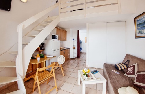 Les Bormettes Apartment | Beautiful T2 Mezzanine 6 p. 250m from the BEACH with HEATED POOL & TENNIS (202)