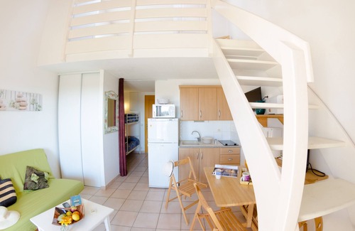 La Londe-les-Maures Apartment | Beautiful T2 Mezzanine 6 p. 250m from the BEACH with HEATED POOL & TENNIS (205)