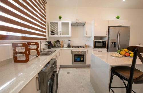 Adenta House | Beautiful townhome in a gated community community and 35mins from the Airportn