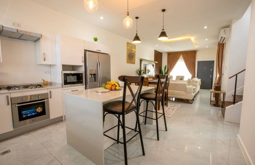 Adenta House | Beautiful townhome in a gated community community and 35mins from the Airportn