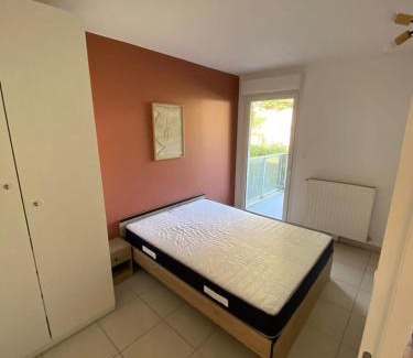 La Valette-du-Var Apartment | Beautiful T2 with swimming pool - near park