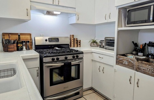 Tarzana House | Beautiful Tarzana Pool Home + Fast Wifi + Parking