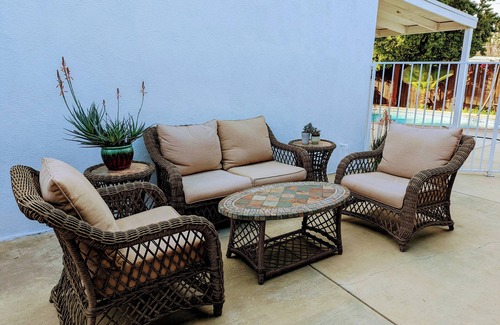 Tarzana House | Beautiful Tarzana Pool Home + Fast Wifi + Parking