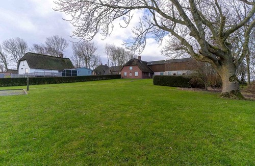 Westerhever House | Beautiful thatched cottage with spacious fenced garden for 4 pers.