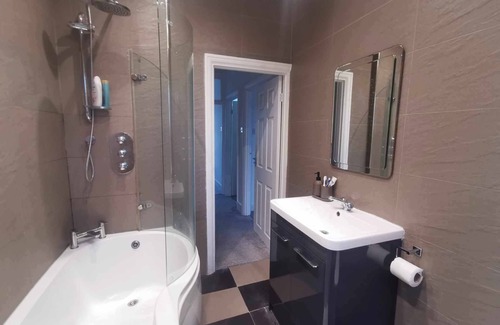 Seven Kings House | Beautiful Three Bedroom Home close to Stations