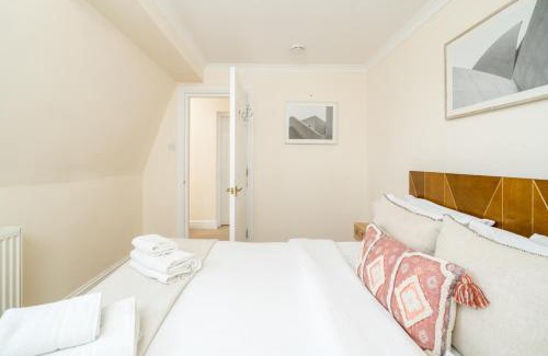 Latchmere Apartment | Beautiful Top-Floor 2-Bedroom Flat in Battersea with Private Balcony & Scenic Views