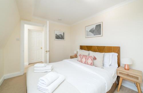 Latchmere Apartment | Beautiful Top-Floor 2-Bedroom Flat in Battersea with Private Balcony & Scenic Views