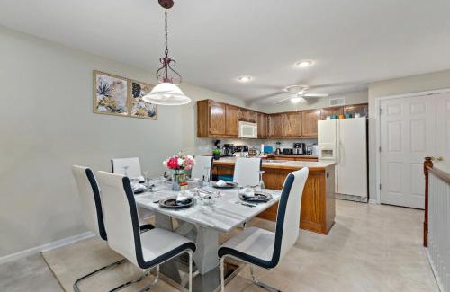 Gladstone House | Beautiful Townhome, 11 minutes to Downtown, KCMO.