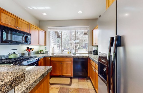 Redmond House | Beautiful townhome with patio, pools, hot tubs, gyms, tennis & golf courses