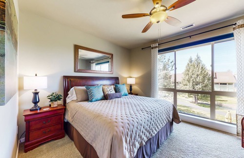 Redmond House | Beautiful townhome with patio, pools, hot tubs, gyms, tennis & golf courses