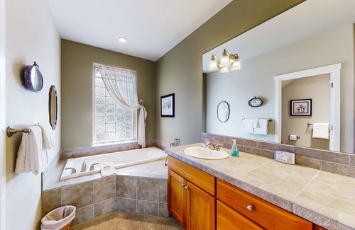 Redmond House | Beautiful townhome with patio, pools, hot tubs, gyms, tennis & golf courses