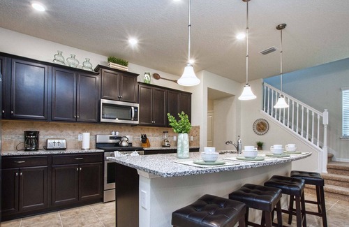 Loughman House | Beautiful Townhouse, Large Private Deck w/pool, Disney Themed rooms, Contact Free Check-in, Free Wifi, BBQ Grill!!