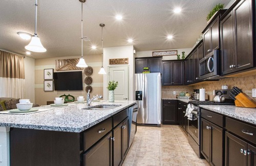 Loughman House | Beautiful Townhouse, Large Private Deck w/pool, Disney Themed rooms, Contact Free Check-in, Free Wifi, BBQ Grill!!