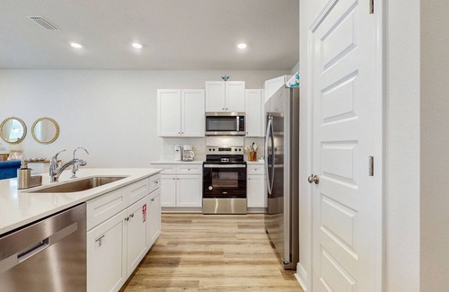 Gulf Breeze House | Beautiful townhouse with plenty of space, full kitchen & close to beach