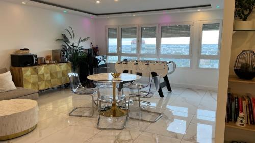 Asiatique Apartment | Beautiful two bedroom apartment in Paris with parking