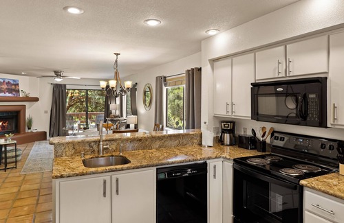 Oak Creek House | Beautiful, Updated & Charming 2 BR/2.5BA on Golf Course! Pool and Amazing Views!