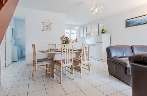 Hauteville-sur-Mer House | Beautiful villa for 4 guests with WIFI, TV, terrace, pets allowed and parking