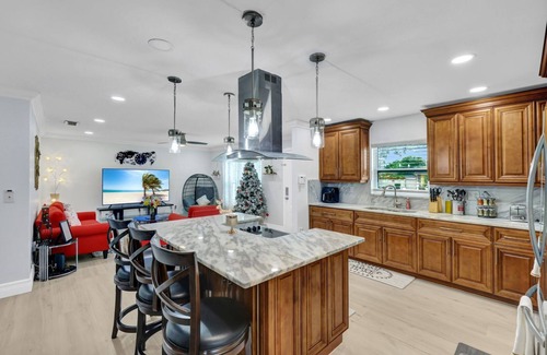 Temple Crest House | Beautiful Vacation Home w/patio area- 5 min from Busch Garden, Clearwater Beach.