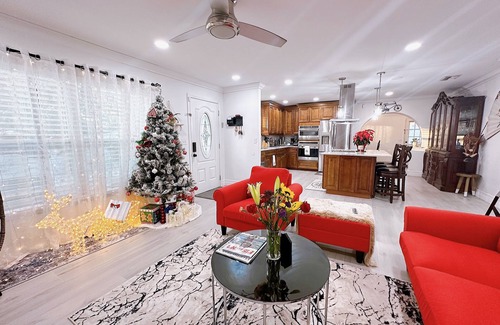 Temple Crest House | Beautiful Vacation Home w/patio area- 5 min from Busch Garden, Clearwater Beach.