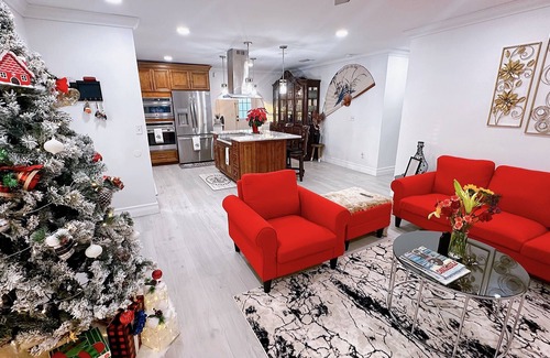 Temple Crest House | Beautiful Vacation Home w/patio area- 5 min from Busch Garden, Clearwater Beach.