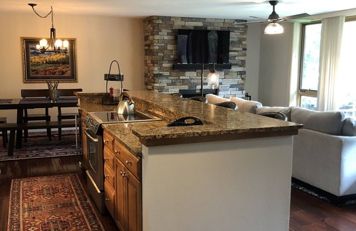 Vail Condo | Beautiful Vail Mountain View Condo with Shuttle to Skiing - sleeps 6! Simba Run