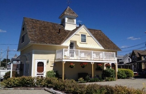 Buzzards Bay Apartment | Beautiful Victorian Carriage House w/Prvt Beach.
