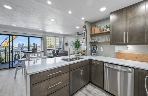 Holiday Isle Condo | Beautiful View of Destin Harbor Retreat. 1 bedroom/1 bath.
