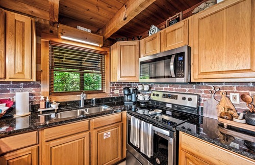 Sevierville Cabin | Beautiful VIEW! See our past guest reviews! Privacy, Hot tub, Close to town